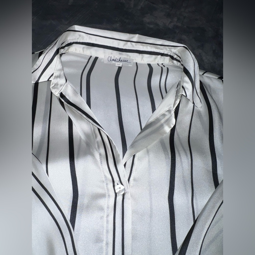 4/$10 Bundle Sale: EUC Long Sleeve Blouse - Picture 2 of 6